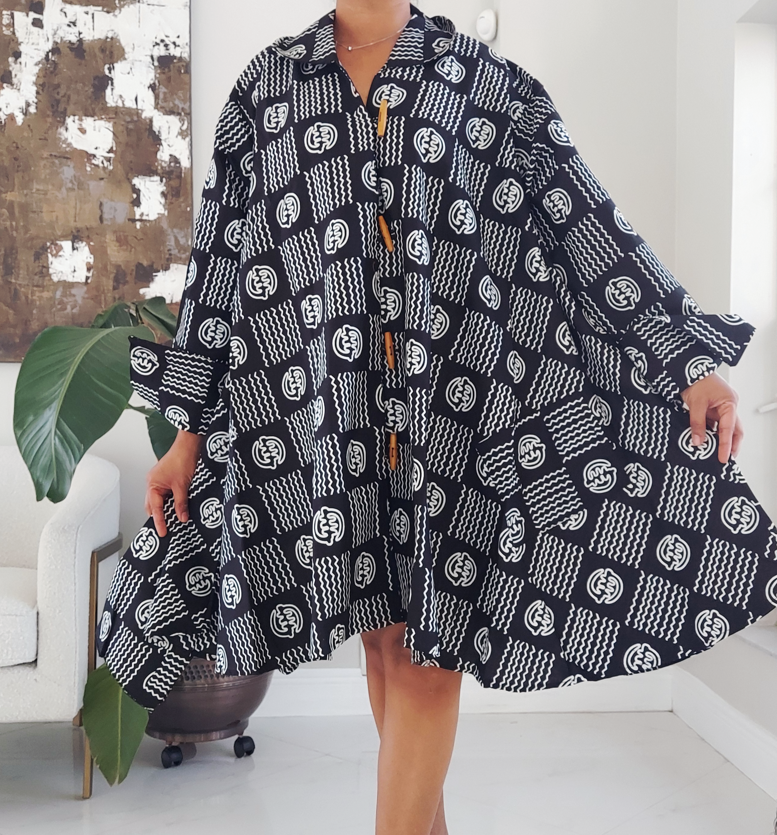243- Short Dress / Blouse - Black/ White Gyname
