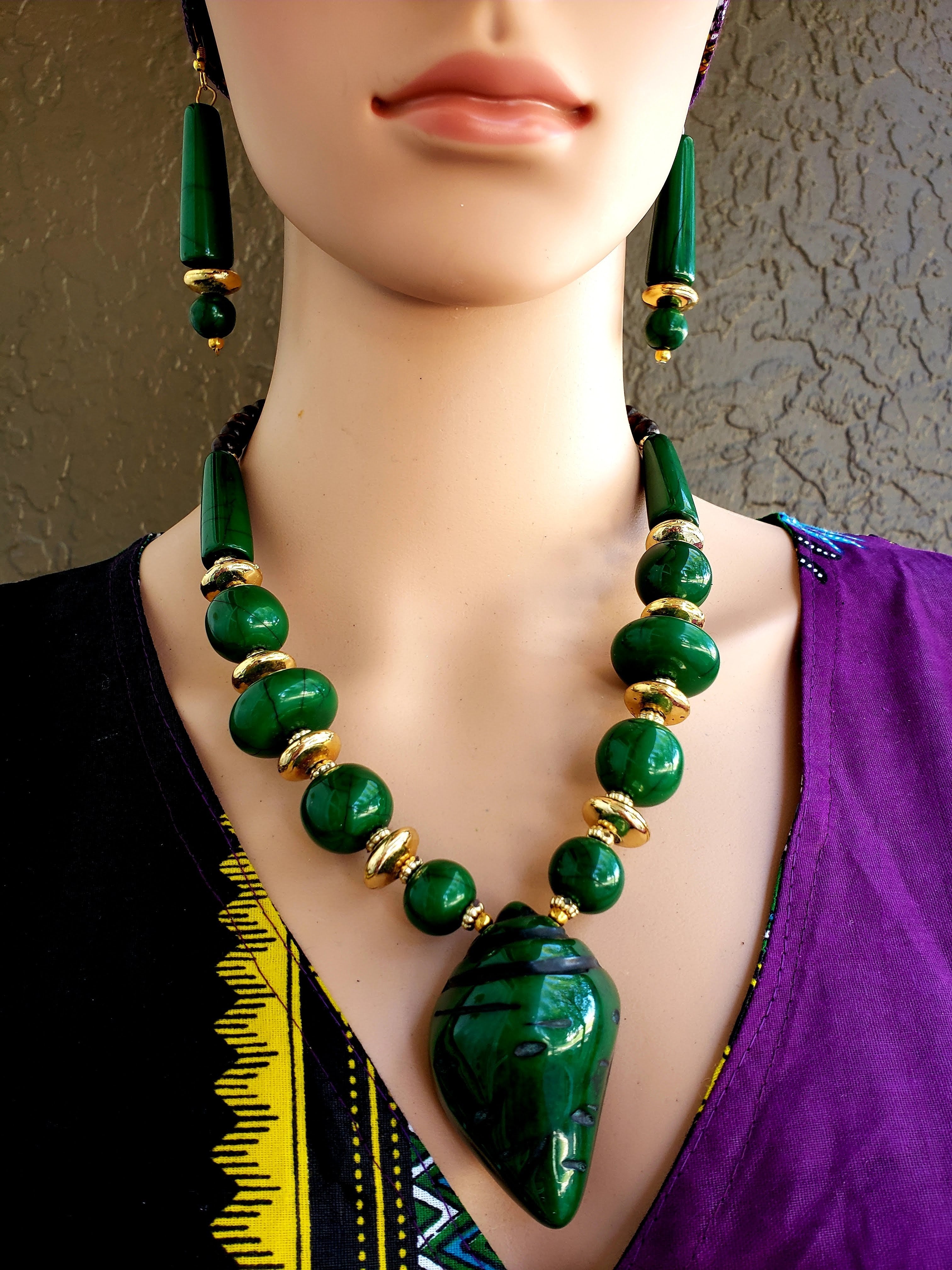 Shell Pendant Necklace & Earrings Set