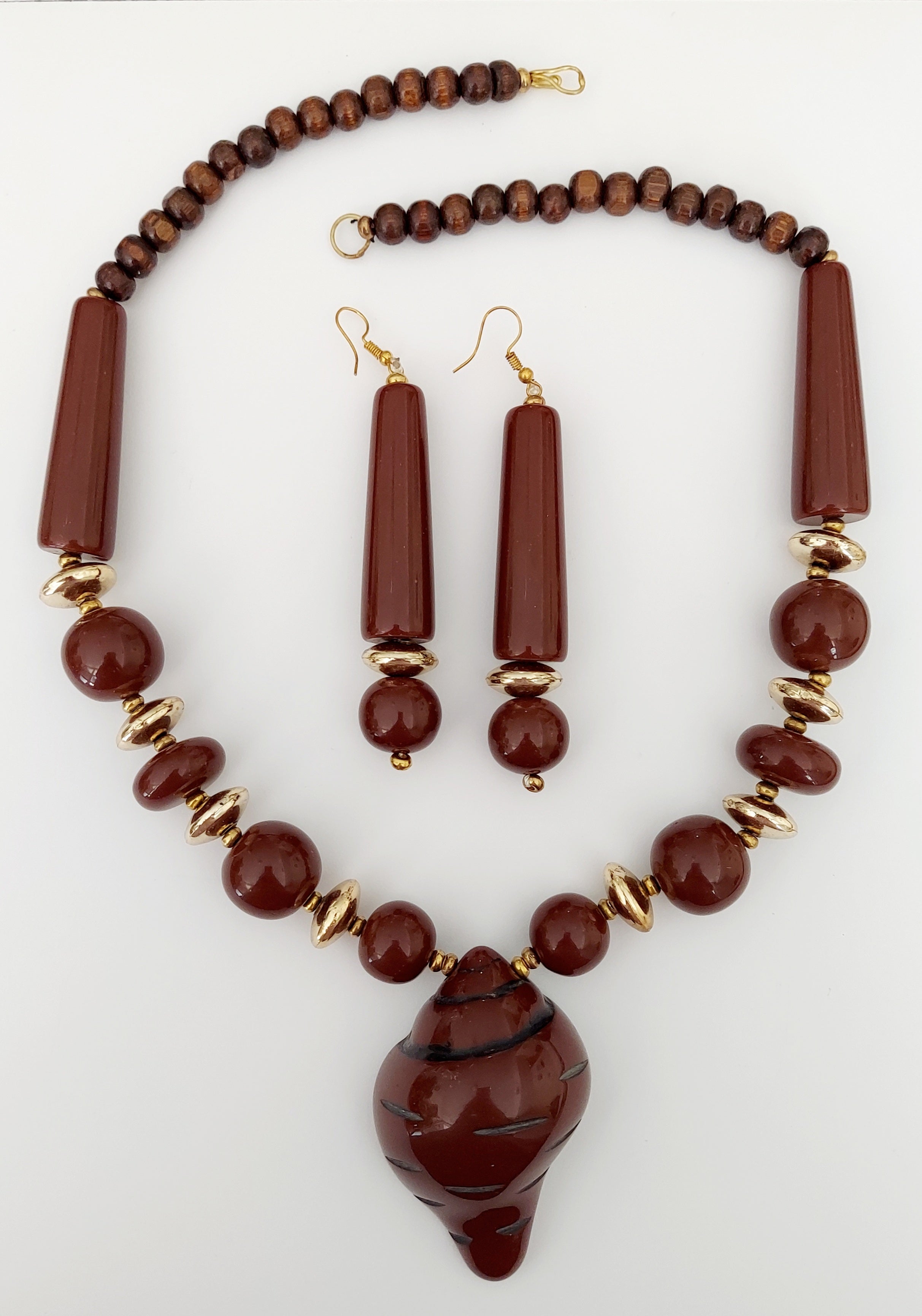 Shell Pendant Necklace & Earrings Set